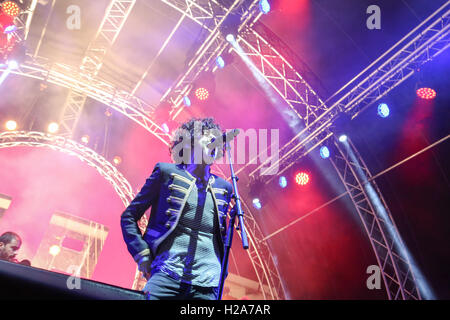 Athènes, Grèce. 29Th Sep 2016. Laura Pergolizzi sur scène. Laura Pergolizzi (né c. 1981) est un groupe de pop/rock auteur-compositeur-interprète, originaire de Long Island, New York, qui n'exécute sous le nom de scène de LP. © Panagiotis Limperopoulos/Pacific Press/Alamy Live News Banque D'Images