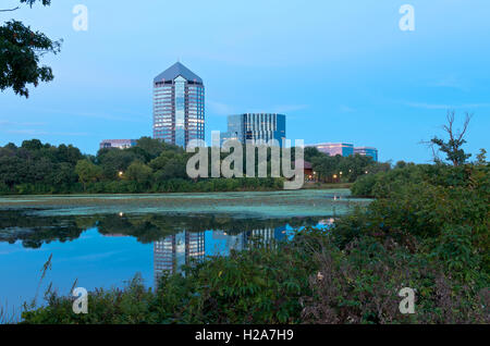 Montage d'arbres du lac de normandale et bureaux avec réflexions sur l'eau à bloomington au Minnesota Banque D'Images