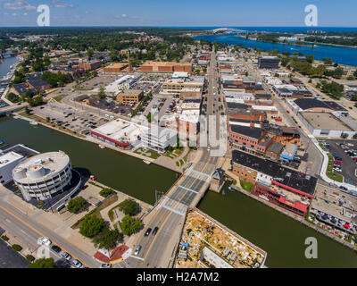 Vue aérienne à au nord du centre-ville de Port Huron au Michigan avec le Canada dans l'arrière-plan Banque D'Images