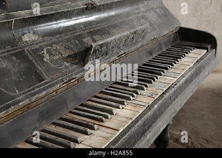 Vieux Piano abandonné Banque D'Images
