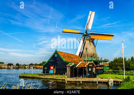 Moulins à vent hollandais historique pleinement opérationnel le long de la rivière Zaan dans le village de Zaanse Schans aux Pays-Bas Banque D'Images