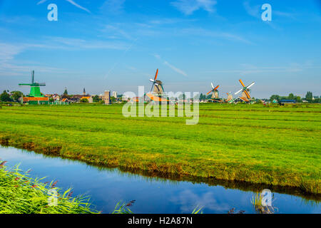 Moulins à vent hollandais historique pleinement opérationnel le long de la rivière Zaan dans le village de Zaanse Schans aux Pays-Bas Banque D'Images