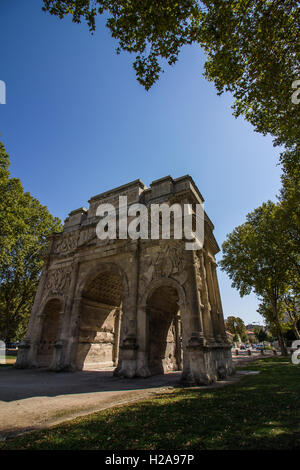 L'Arc de Triomphe d'Orange est un monument caractéristique de l'architecture romaine en Provence. Banque D'Images