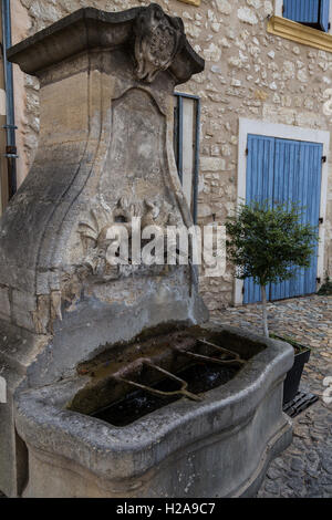 Pernes les Fontaines est un village du Vaucluse de fontaines, comme son nom l'indique où différents styles de fontaine peut être trouvé Banque D'Images