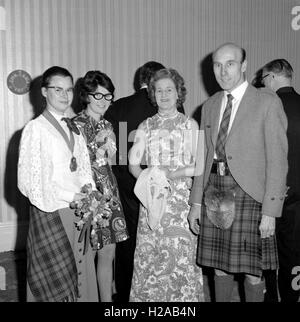 La Société calédonienne Burns Night c1968. Une soirée officielle célébration de la vie et de la poésie du poète Robert Burns . La soirée robe traditionnelle avec des hommes portant le kilt écossais, un Piper avec cornemuses, une propagation y compris du haggis et beaucoup de verre ! Il y avait aussi des années 1960, la mode et les coiffures de l'époque. Photo par Tony Henshaw Banque D'Images