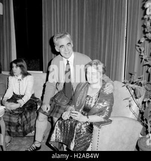 La Société calédonienne Burns Night c1968. Une soirée officielle célébration de la vie et de la poésie du poète Robert Burns . La soirée robe traditionnelle avec des hommes portant le kilt écossais, un Piper avec cornemuses, une propagation y compris du haggis et beaucoup de verre ! Il y avait aussi des années 1960, la mode et les coiffures de l'époque. Photo par Tony Henshaw Banque D'Images