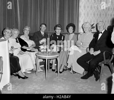 La Société calédonienne Burns Night c1968. Une soirée officielle célébration de la vie et de la poésie du poète Robert Burns . La soirée robe traditionnelle avec des hommes portant le kilt écossais, un Piper avec cornemuses, une propagation y compris du haggis et beaucoup de verre ! Il y avait aussi des années 1960, la mode et les coiffures de l'époque. Photo par Tony Henshaw Banque D'Images