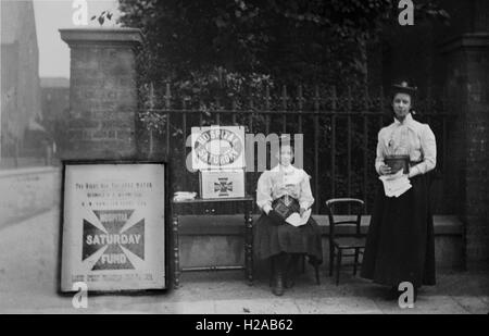 Samedi, 1885 Fonds de l'hôpital les infirmières à un point de collecte pour le Fonds de l'hôpital Samedi, 18 juillet 1884 Remarque le signe à la gauche de l'image mentions Reginald Brodie Dyke Acland et trésorier H. N. Hamilton-Hoare. Photo par Tony Henshaw. Prises du début de l'original des lames de verre (d'origine des images positives). À PARTIR DE LA COLLECTION DE LA FAMILLE HASTINGS 1899 Banque D'Images