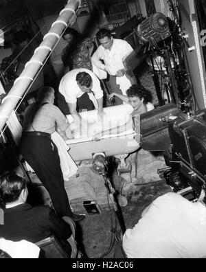 PAULETTE GODDARD (1910-1990) Actrice américaine s'apprêtait à tourner une scène de bain dans le film Anna Lucasta 1949 Banque D'Images