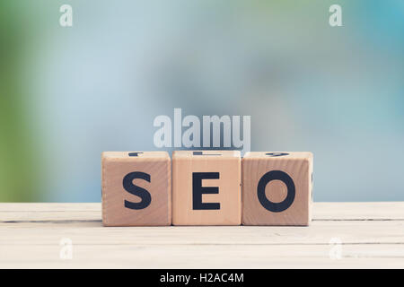 SEO signe sur une table faite de cubes en bois Banque D'Images
