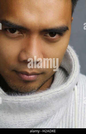 Beau Portrait d'un homme portant un chandail Banque D'Images