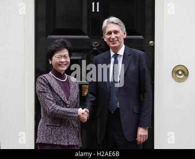 Carrie Lam, le Secrétaire général de l'Administration du Gouvernement de Hong Kong, est accueilli par le ministre des Finances britannique Philip Hammond à l'extérieur No11 Downing Street, Londres. Banque D'Images