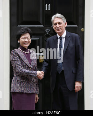 Carrie Lam, le Secrétaire général de l'Administration du Gouvernement de Hong Kong, est accueilli par le ministre des Finances britannique Philip Hammond à l'extérieur No11 Downing Street, Londres. Banque D'Images