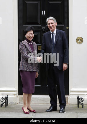 Carrie Lam, le Secrétaire général de l'Administration du Gouvernement de Hong Kong, est accueilli par le ministre des Finances britannique Philip Hammond à l'extérieur No11 Downing Street, Londres. Banque D'Images