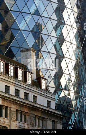 Juxtaposition de façades anciennes et nouvelles. Le Gherkin, Londres, Royaume-Uni. Architecte : Foster  + Partners, 2004. Banque D'Images
