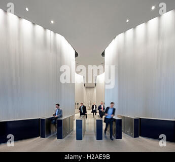 Hall d'accueil avec des barrières de sécurité. Le Gherkin, Londres, Royaume-Uni. Architecte : Foster  + Partners, 2004. Banque D'Images