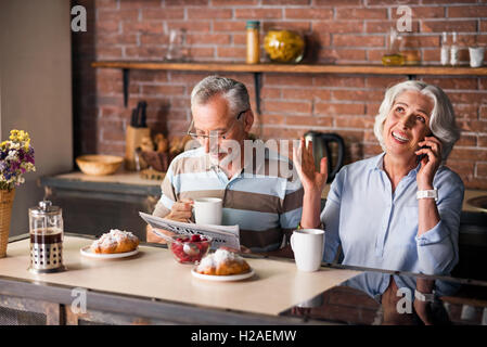 Senior citizen joyeux couple drinking coffee ensemble dans la cuisine Banque D'Images
