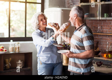 De couple dans la cuisine au moment du petit-déjeuner Banque D'Images