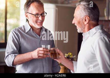 Personnes âgées amis rencontre pour un verre Banque D'Images