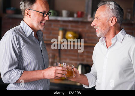 Réunion d'amis mâles heureux après un long moment d Banque D'Images