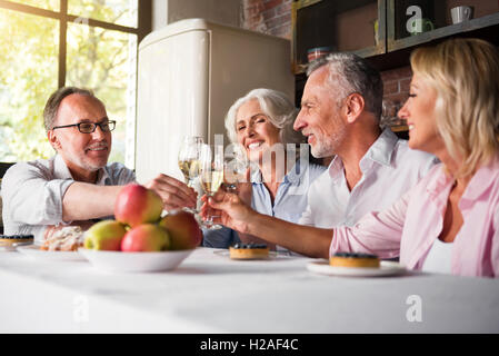 Senior citizen avoir fête d'acclamer avec vin Banque D'Images