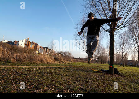 Andy Marland slack slackline slacker Milton Keynes MK Big : Rock : saut saut escalade rock climb crag de sport à l'wall Doug bl Banque D'Images