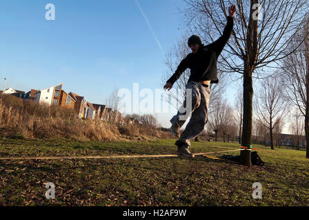 Andy Marland slack slackline slacker Milton Keynes MK Big : Rock : saut saut escalade rock climb crag de sport à l'wall Doug bl Banque D'Images