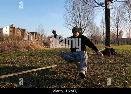 Andy Marland slack slackline slacker Milton Keynes MK Big : Rock : saut saut escalade rock climb crag de sport à l'wall Doug bl Banque D'Images