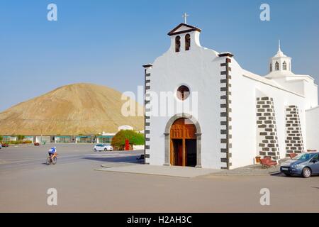Église de l'ermitage de los Dolores dans village de Mancha Blanca. Lanzarote, îles Canaries. Cône volcanique du Montana Tinache derrière Banque D'Images