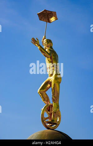 Acrobat or statue (clown) équitation un vélo à Moscou Circus Fontaine Square, Astana, Kazakhstan Banque D'Images