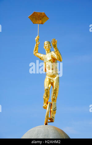 Acrobat or statue (clown) équitation un vélo à Moscou Circus Fontaine Square, Astana, Kazakhstan Banque D'Images