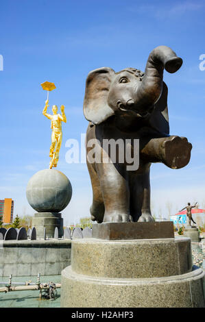 L'éléphant et Golden Acrobat statues at Moscow Circus Fontaine square, Astana, Kazakhstan Banque D'Images