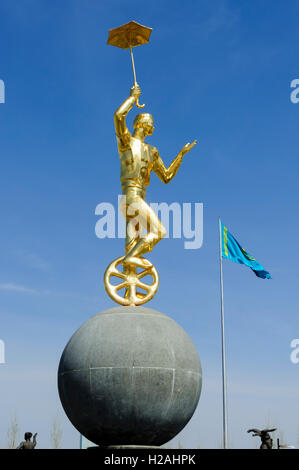 Acrobat or statue (clown) équitation un vélo à Moscou Circus Fontaine Square, Astana, Kazakhstan Banque D'Images