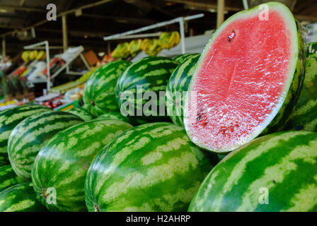 Scène souq avec un étal de légumes mettant en vedette des pastèques aux Émirats arabes Unis, la vie du marché et des produits locaux, des produits frais dans un souk animé Banque D'Images