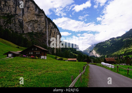 Route de campagne et des maisons de ferme dans la vallée de Lauterbrunnen (région de la Jungfrau, Alpes suisses) Banque D'Images