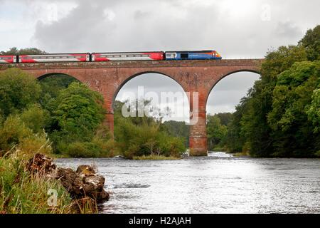 East Midlands trains InterCity 125 crossing Wetheral viaduc sur la rivière Eden. Wetheral, Newcastle & Carlisle Railway, au Royaume-Uni. Banque D'Images