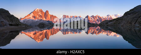 Beau panorama de montagnes des Alpes avec le coucher du soleil la lumière se reflétant dans un lac près de Chamonix Banque D'Images