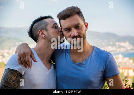 Beaux hommes élégant marche sur le trottoir et s'embrasser. Couple Gay outdoor Banque D'Images