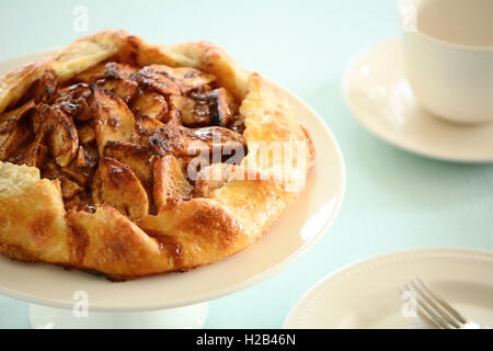 Galette de pomme frais maison arrosé de sauce caramel sel on cake stand en format horizontal Banque D'Images