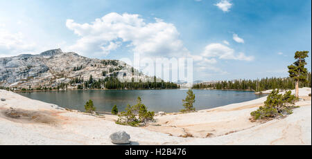 La Cathédrale, le lac inférieur Sierra Nevada, Yosemite National Park, plage de cathédrale, California, USA Banque D'Images