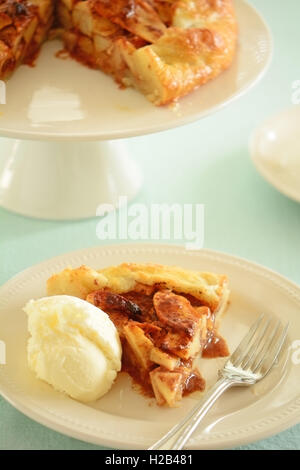 Galette de pomme frais maison à droite du four on cake stand en format vertical Banque D'Images