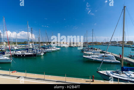 La voile et les bateaux à moteur sont ancrés dans le port, Marina di Pisa, Toscane, Italie Banque D'Images