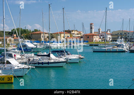 La voile et les bateaux à moteur sont ancrés dans le port, Marina di Pisa, Toscane, Italie Banque D'Images