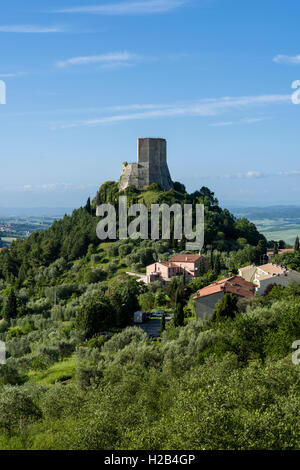 Paysage typique de la Toscane en Val d'Orcia avec le château Rocca d'Orcia, Rocca di Tentennano, Castiglione d'Orcia, Toscane
