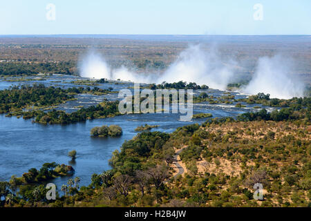 Vue aérienne, Zambezi river se jette dans les chutes Victoria, frontière de la Zambie et du Zimbabwe, l'Afrique Banque D'Images