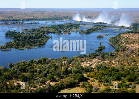 Vue aérienne, Zambezi river se jette dans les chutes Victoria, frontière de la Zambie et du Zimbabwe, l'Afrique Banque D'Images