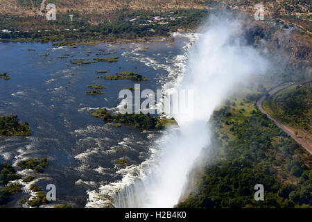 Vue aérienne, Zambezi river se jette dans les chutes Victoria, frontière de la Zambie et du Zimbabwe, l'Afrique Banque D'Images