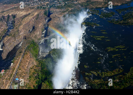 Vue aérienne, Zambezi river se jette dans la cascade de Victoria Falls avec rainbow, frontière de la Zambie et du Zimbabwe, l'Afrique Banque D'Images