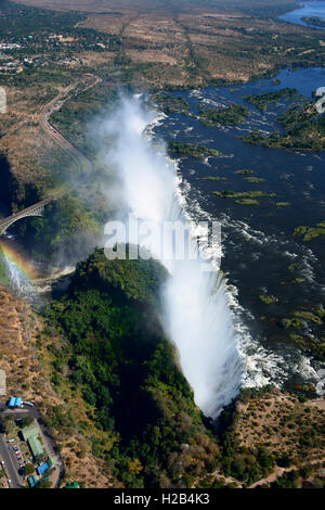 Vue aérienne, Zambezi river se jette dans les chutes Victoria, cascade, frontière de la Zambie et du Zimbabwe, l'Afrique Banque D'Images