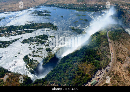 Vue aérienne, Zambezi river se jette dans les chutes Victoria, cascade, frontière de la Zambie et du Zimbabwe, l'Afrique Banque D'Images